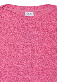 Tissu rose avec un motif de feuilles rose foncé et une étiquette blanche portant l'inscription "CECIL" cousue à l'intérieur de l'encolure ronde.