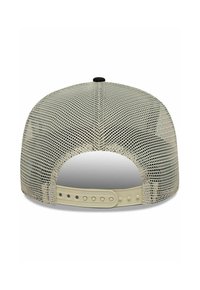 Casquette en mesh beige avec une visière courbée, une sangle arrière réglable et un bouton noir en haut. Le motif en mesh offre respirabilité.