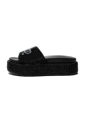 Sandal in spugna nera con zeppa, caratterizzato da una tomaia testurizzata decorata con strass lucidi, dotato di una fascia larga e di una suola spessa per il massimo comfort.