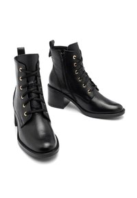 Czarne skórzane botki za kostkę o teksturowanym wykończeniu, złote oczka, z przodu sznurowane, z suwakiem po boku i kwadratowym obcasem.