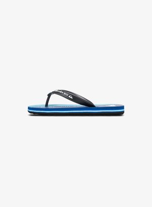 Czarne gumowe klapki z niebieską teksturowaną wkładką i białym wykończeniem. Posiadają elastyczny pasek oraz wzorzystą podeszwę zapewniającą przyczepność.