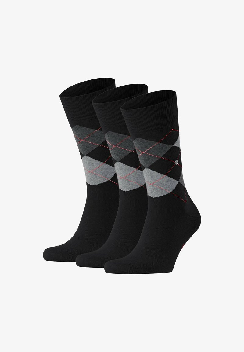 Tre par svarta strumpor med en argyle-mönstring i olika nyanser av grått, med röda diamantkonturer. Tillverkade av mjukt, elastiskt tyg.