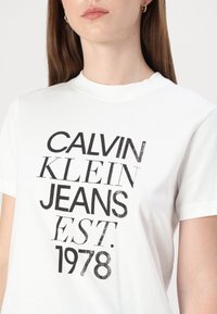 Calvin Klein Jeans MIXED LOGO REGULAR TEE - T-shirt imprimé - bright white