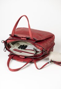 Borsa a tracolla in pelle rossa con due manici, apertura superiore che mostra un interno a strisce beige con molteplici tasche e una piccola pochette beige attaccata.