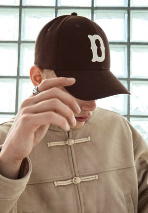 Bershka, PATCH - CAP. - Casquette - dark brown