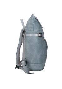 Grauer Leder-Rucksack mit strukturiertem Finish, verjüngtem oberen Ende, verstellbaren Trägern und einer seitlichen Reißverschlusstasche. Mit Netzeinsätzen an den Trägern.