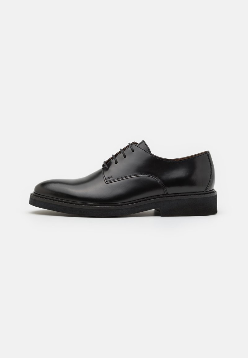 Scarpe da uomo in pelle nera con punta arrotondata, cinque occhielli per i lacci, una superficie liscia e una suola in gomma bassa.