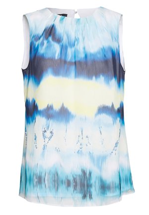 Blouse sans manches avec un col rond présentant un motif abstrait tie-dye dans des tons bleus, blancs, gris et jaune pâle.