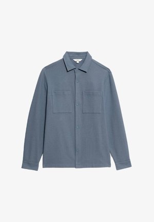 Camicia button-up in morbido tessuto azzurro chiaro. Presenta un colletto, due tasche frontali e maniche lunghe con polsini a bottone. Texture liscia, design semplice.