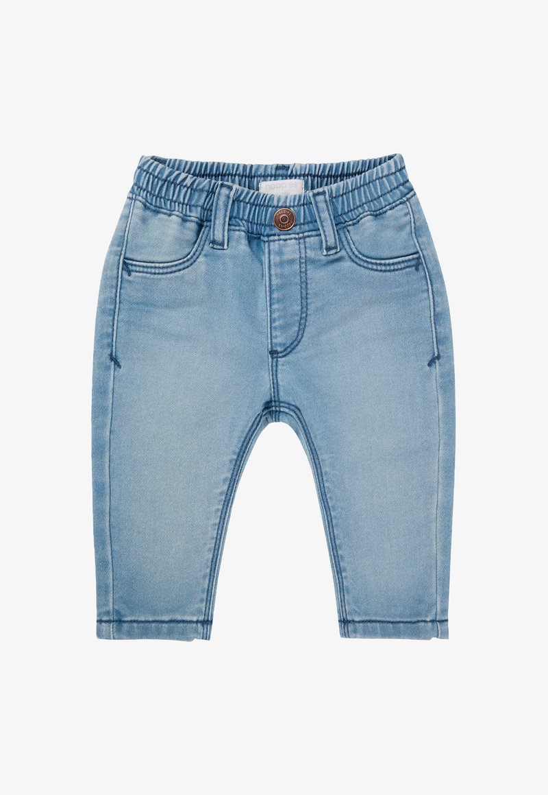 Ljusblå denimbyxor med elastisk midja, som har fickor och en brun knappdetalj. Slät textur med mjuka sömmar.