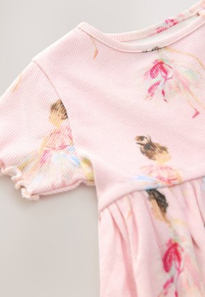 Vaaleanpunainen puuvillamekko, jossa on ribbineulospinta, vesivärimaalauksella kuvioidut balettitanssijat, lyhyet hihat ja liehukehelmainen helma.