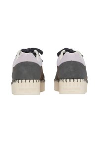 Bruine en grijze suède sneakers met crèmekleurige rubberen zolen, platte veters en gestikte details op de zool; de achterkant toont de logo-embossing.