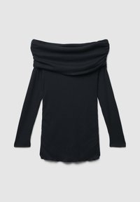 Abito lungo a maniche lunghe nero a coste con un ampio scollo a spalle scoperte piegato e orlo leggermente ondulato su uno sfondo grigio.