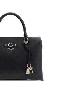 Sac à main en cuir noir avec motifs embossés, double poignée supérieure, plaque logo et une bandoulière amovible ornée d'accents porte-clés.