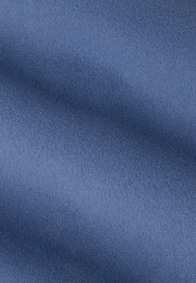 Tessuto in feltro blu con una superficie morbida e testurizzata, che mostra sottili variazioni di tonalità e profondità, adatto per diverse applicazioni.