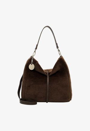 Brązowa torebka z futra syntetycznego o prostym, nowoczesnym designie, z brązowym skórzanym paskiem i metalowymi akcentami, w tym okrągłą metką.