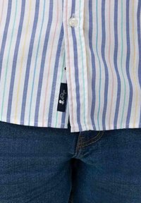 Camisa de botón a rayas con líneas verticales en azul claro, blanco y colores pastel. Incluye una pequeña etiqueta de la marca en el dobladillo.