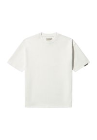 Kortsleeve hvit T-skjorte laget av bomull med rund hals og et minimalistisk design, med et lite brunt merke på ermet.