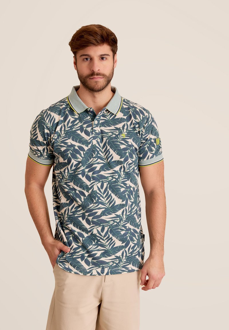 Korte mouwen polo shirt met een groen en marineblauw bladenpatroon, met een gestreepte kraag en accentdetails, gemaakt van lichtgewicht stof.