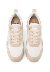 Sneaker bianchi e beige con dettagli in suede, punta tonda, laccio anteriore e colletto imbottito. Presentano lati testurizzati e una soletta morbida.
