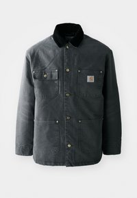 Dunkelgraue Segeltuchjacke mit einem schwarzen Cordkragen, Messing-Druckknöpfen und zwei Brusttaschen mit einem Logo-Patch. Angenehme Textur.