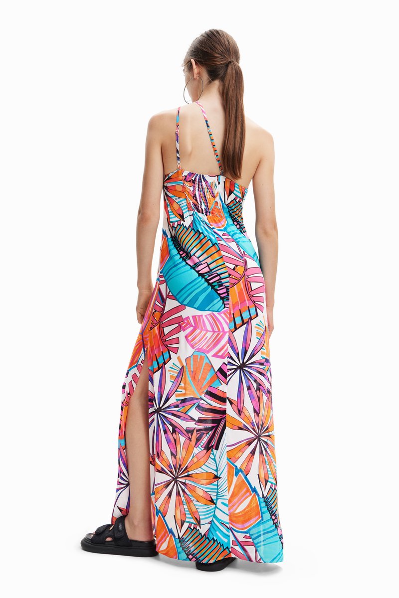 Maxikleid mit bunten Blumen- und Blattmustern in Pink, Blau und Orange, mit dünnen Trägern und einem seitlichen Schlitz. Glatte Stofftextur.