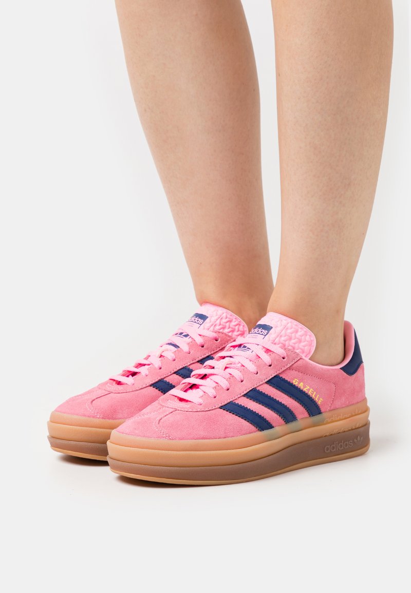 adidas Originals GAZELLE BOLD - Sneaker low - pink glow/victory blue ...