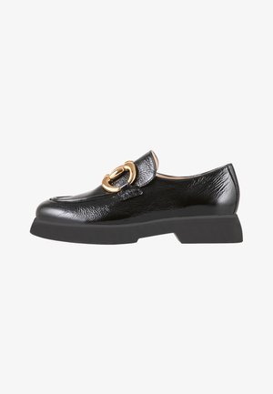 Mocassin en cuir verni noir avec semelle noire épaisse et large chaîne dorée décorative sur le dessus.
