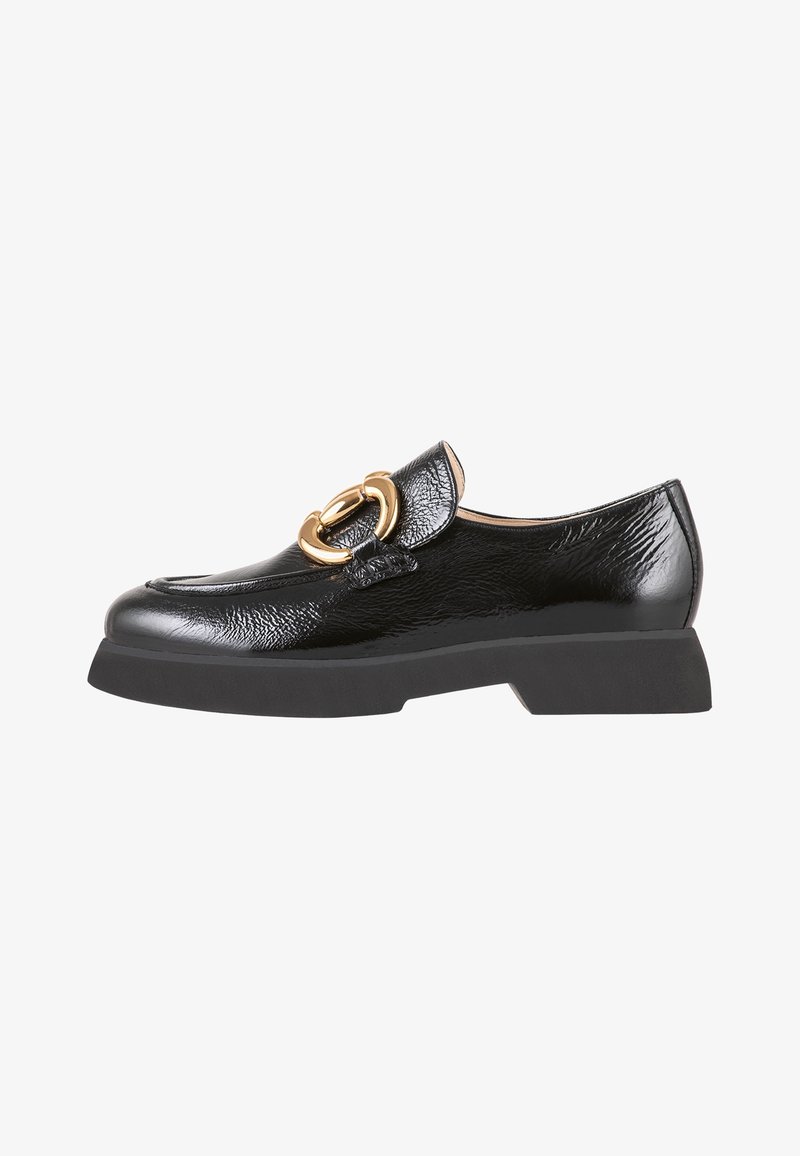Mocassin en cuir verni noir avec semelle noire épaisse et large chaîne dorée décorative sur le dessus.