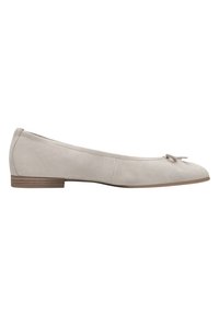 Zapato plano beige de ante con punta redondeada, pequeño lazo decorativo en el frente y un tacón bajo y apilado. Textura suave.