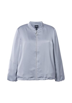 Vaaleanharmaa satiininen bomber-takki, jossa pyöreä kaulus, kokopitkä vetoketju, rengasvetonuppi ja pitkät puhvimaiset hihat.