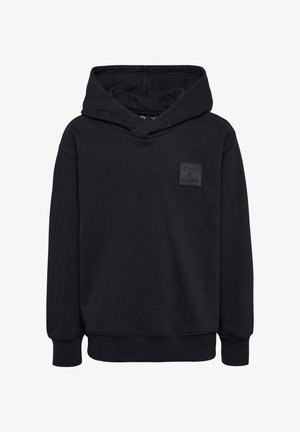 Zwarte hoodie van zacht materiaal, met een kangoeroezak en een vierkant logo-patch op de borst. Lange mouwen met ribgebreide boorden.