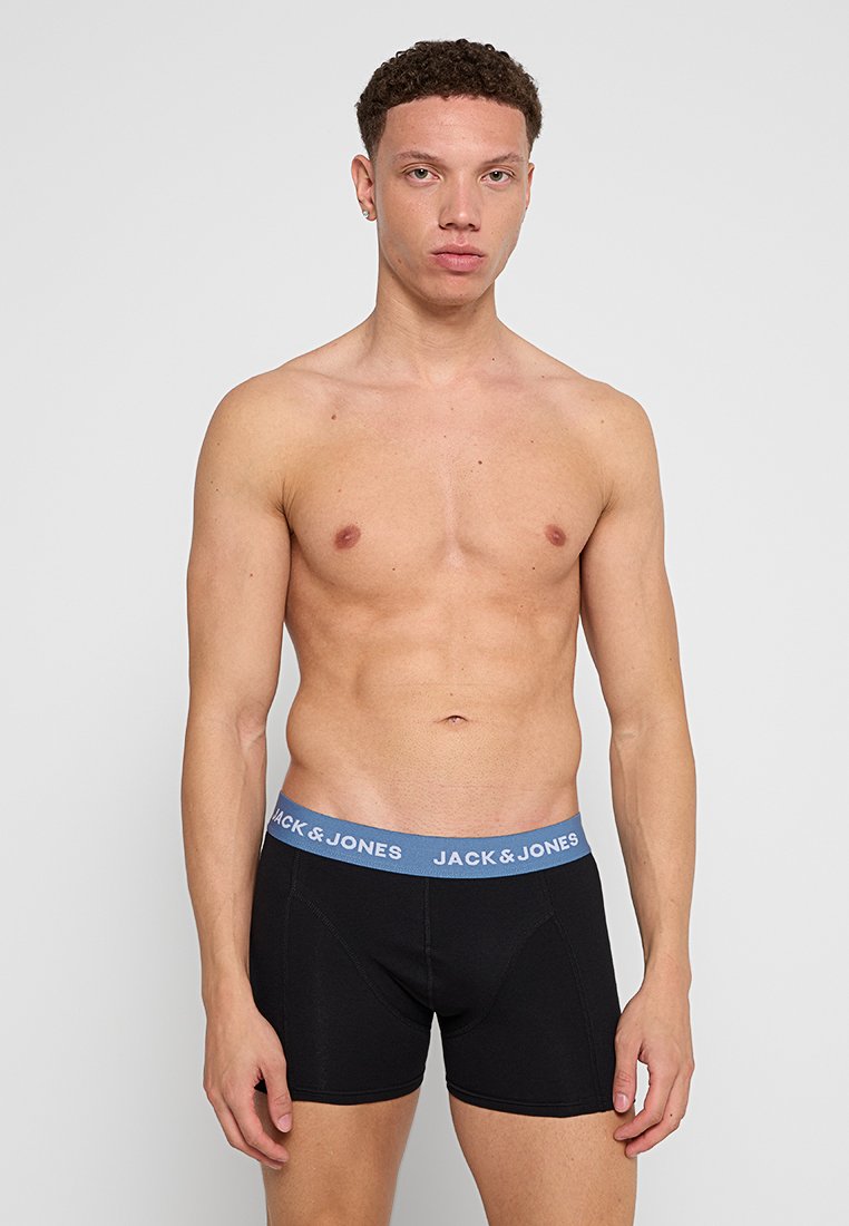 Schwarze Baumwoll-Boxershorts mit einem hellblauen Elastikbund, der mit dem Branding "JACK & JONES" versehen ist. Die Passform ist enganliegend und modern.