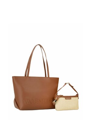 Borsa tote in pelle marrone con logo "Valentino" in rilievo e piccola borsa a tracolla beige intrecciata con rifiniture e tracolla in pelle.