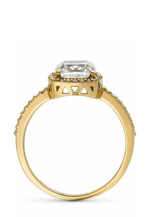 Goldener Ring mit großem rechteckigem klarem Edelstein in der Mitte, umgeben von kleinen Diamanten entlang des Rings und geometrischen Ausschnitt-Details an der Fassung.