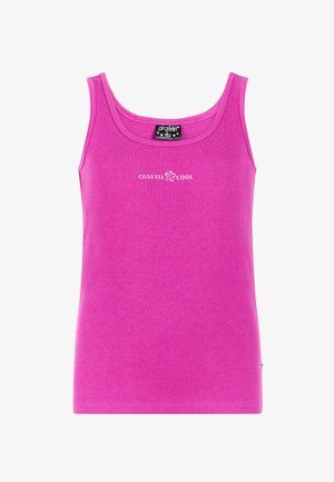 Débardeur fuchsia en tissu côtelé, présentant un col arrondi et un design imprimé "COASTAL COOL" en blanc. Aucun accent décoratif.