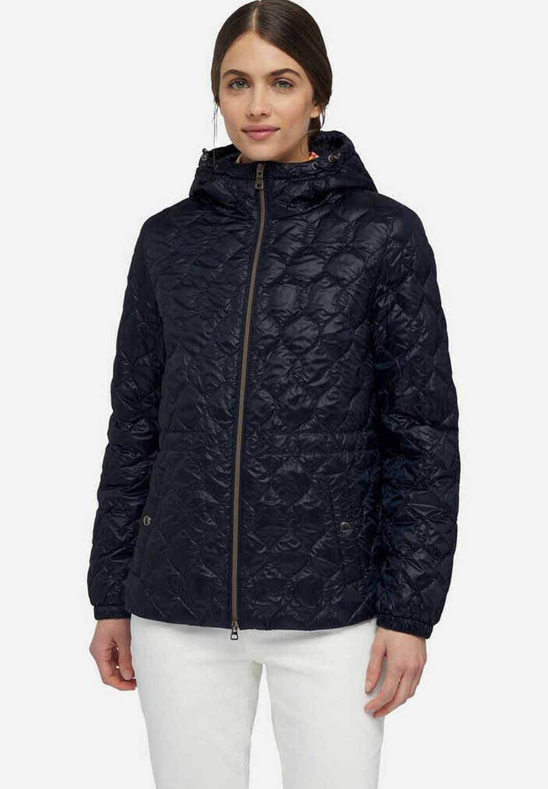 Veste matelassée bleu marine avec capuche, dotée d'une fermeture éclair sur le devant, de poignets élastiques et de deux poches latérales à fermoirs à pression. Tissu lisse et léger.