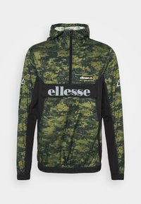 Grøn og sort camouflageskovindjakke med halv-lynlås foran, elastisk kant og grå "ellesse" logo på brystet. Med hætte.