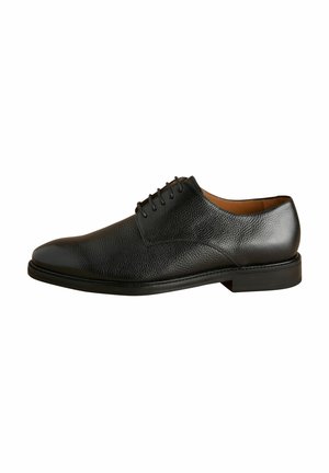 Zapato de vestir negro de cuero con un acabado texturizado, puntera redonda, cinco ojetes y una suela lisa; cuenta con un forro interior marrón.