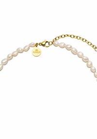 Perlenkette mit unregelmäßigen weißen Perlen, einem goldenen Verschluss und einem runden goldenen Anhänger, der mit "PURELEI" graviert ist. Verstellbare Kette inklusive.
