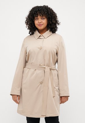 Beige belted trenchcoat med knaplukning, lange ærmer og klassisk krave. Glat tekstur, knælængde design med sidelommer.