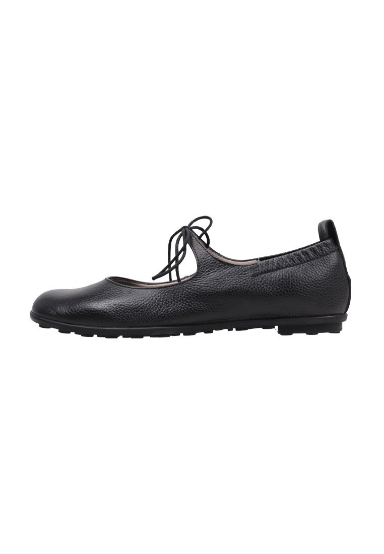 Baletinas de cuero negro con superficie texturizada, punta redondeada y un lazo en la parte delantera. Diseño sin cierre con suela flexible.