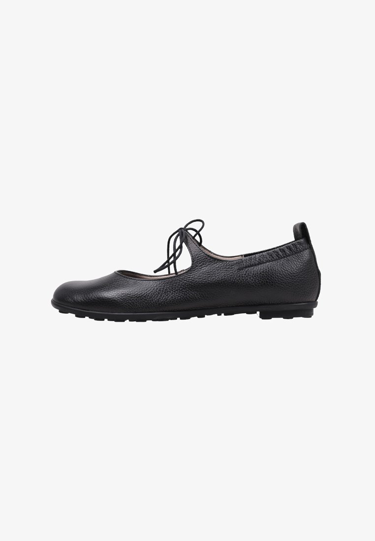 Baletinas de cuero negro con superficie texturizada, punta redondeada y un lazo en la parte delantera. Diseño sin cierre con suela flexible.