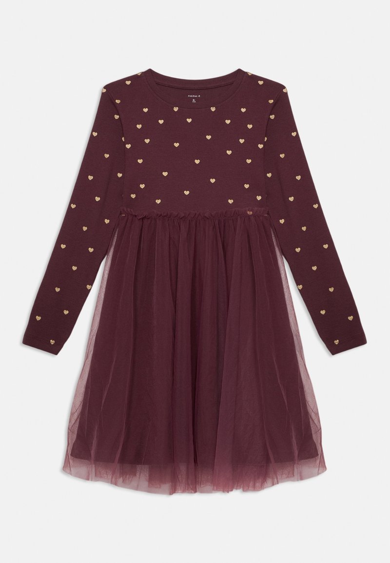 Robe bordeaux à manches longues avec motifs de cœurs dorés en haut et une superposition de jupe en tulle transparent.
