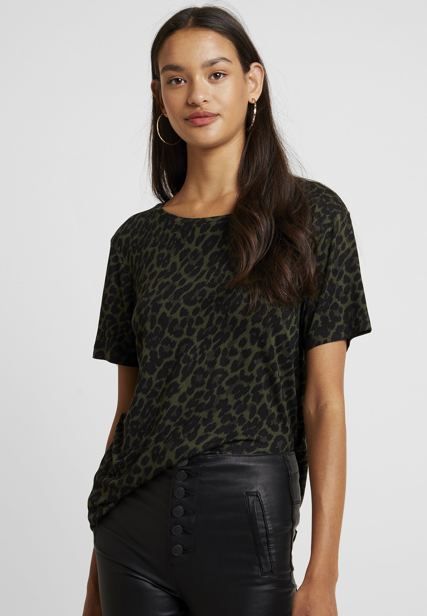 b.young BYRILLO T shirts med print olive night combi b.young BYRILLO - T-shirts med print - olive night