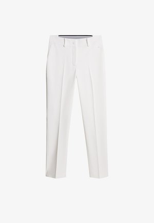 Białe spodnie wykonane z gładkiego materiału, charakteryzujące się prostym krojem nogawki, przednimi kieszeniami oraz zapięciem na guzik z delikatnymi fałdami.