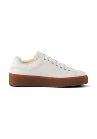 Witte sneaker met een zachte leren bovenkant, faux fur voering, ronde neus en een gestructureerde bruine rubberen zool. Voorzien van goudkleurige oogjes en veters.