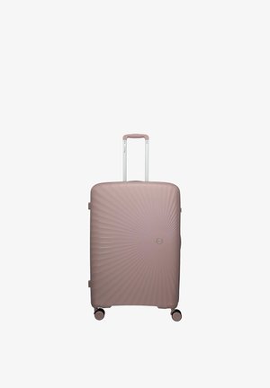 Middelgrote mauve hardcase koffer met uitgeschoven telescoopgreep en vier zwenkwielen op een witte achtergrond.