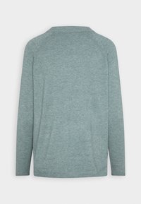 Hellblau, langärmliger Pullover mit strukturiertem Finish. Mit einem runden Ausschnitt und Raglanärmeln, von hinten gezeigt.