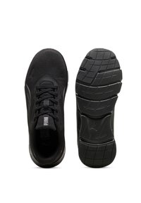 Scarpe da atletica nere con tomaia in mesh testurizzato, sovrapposizioni rinforzate, lacci piatti e suola in gomma con motivo decorativo e dettaglio logo.